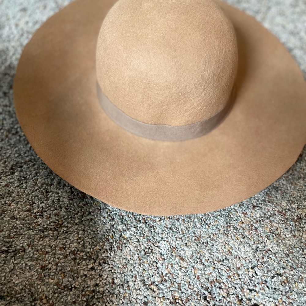 Women’s wide brim hat